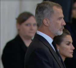 Don Felipe y Doña Letizia durante su visita a la capilla ardiente de la Reina Isabel II en el Palacio de Westminster